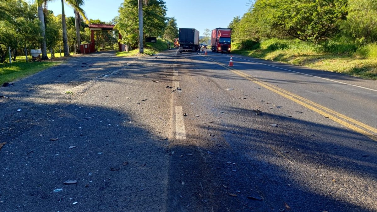 Grave acidente na BR-153 mata idoso e deixa caminhoneiro ferido nos Campos Gerais
