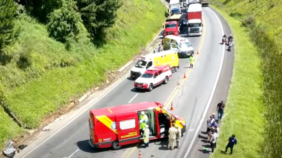 Acidente entre carro do governo e caminhão deixa mulher ferida no Contorno Norte