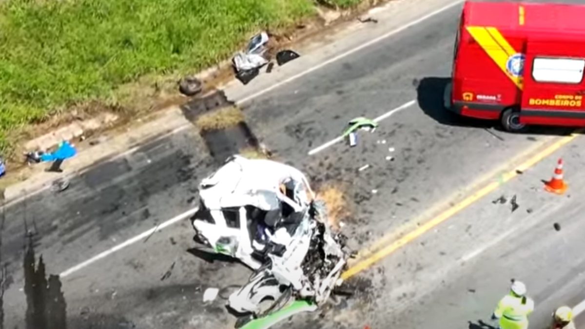 Acidente entre carro do governo e caminhão deixa mulher ferida no Contorno Norte