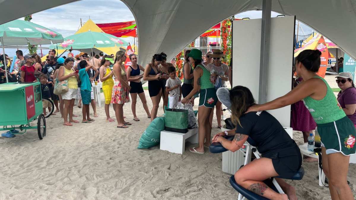 Além dos brindes e brincadeiras, os veranistas puderam contar com massagem nas areias de Caiobá