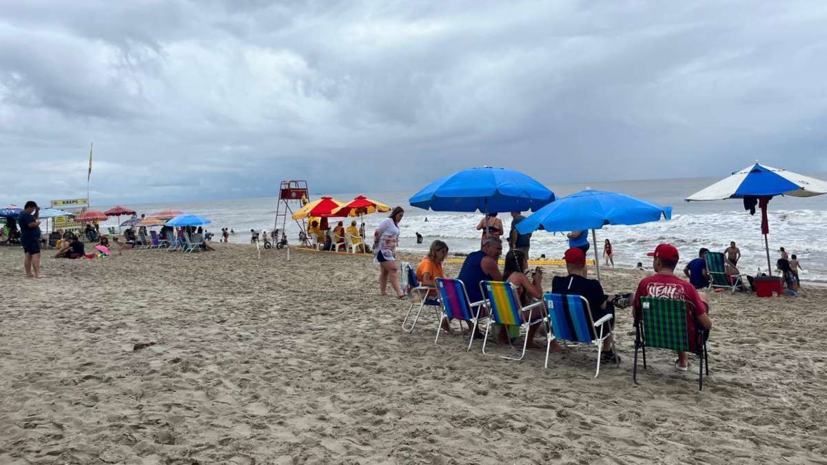 Veranistas curtem domingo (12) no litoral, mesmo sem sol 