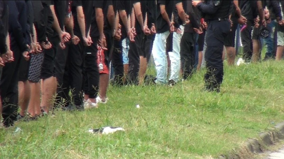 Athletico-PR X Paraná: torcedores são detidos com objetos usados em brigas