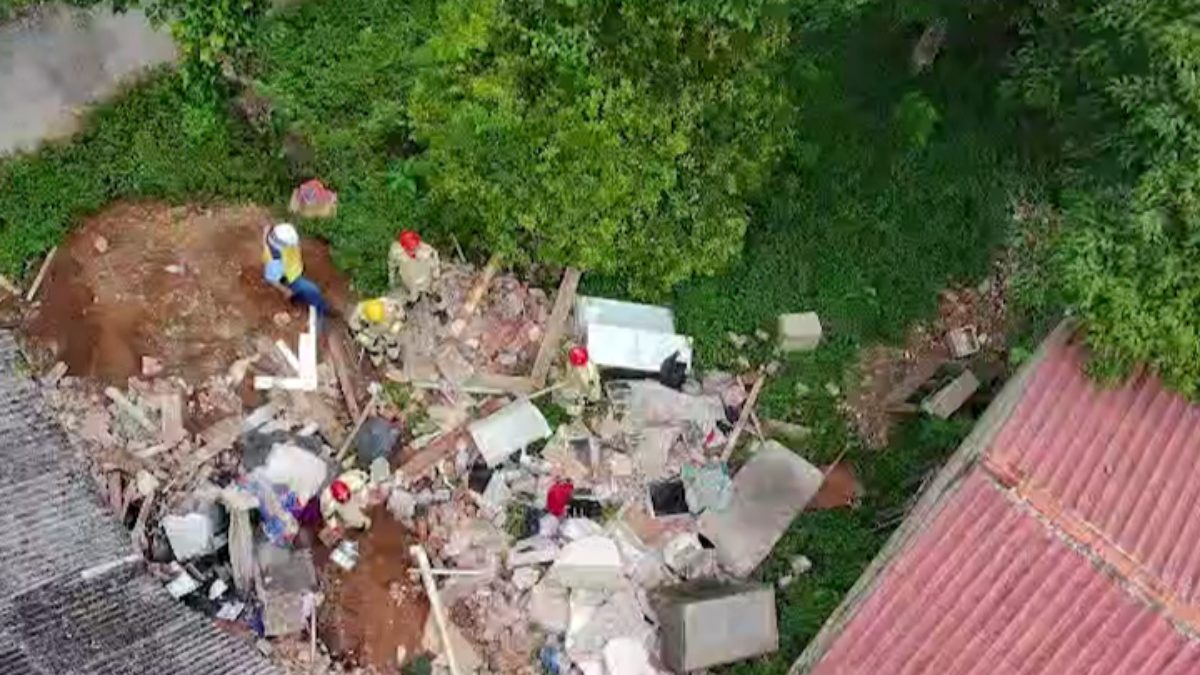 Casa desaba em Curitiba e bombeiros procuram possíveis vítimas; veja imagens