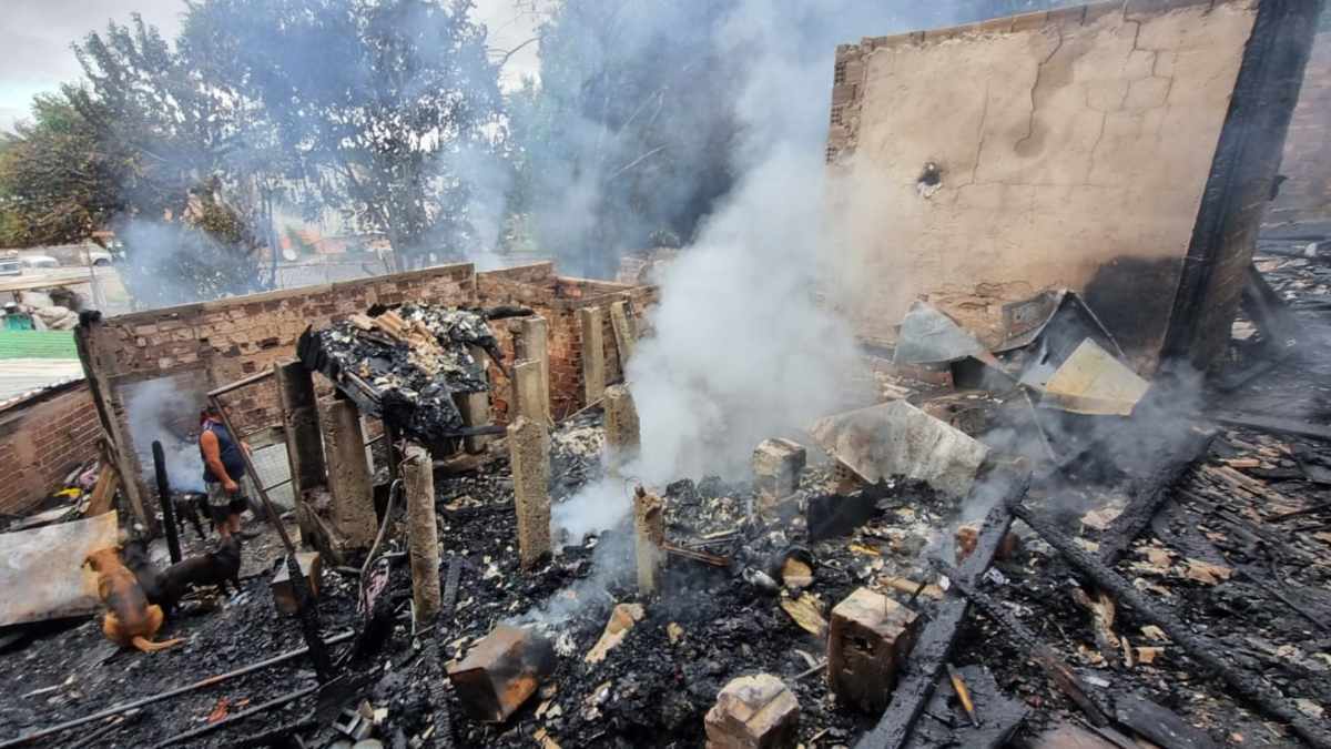 Quatro casas são totalmente destruídas por incêndio em Curitiba