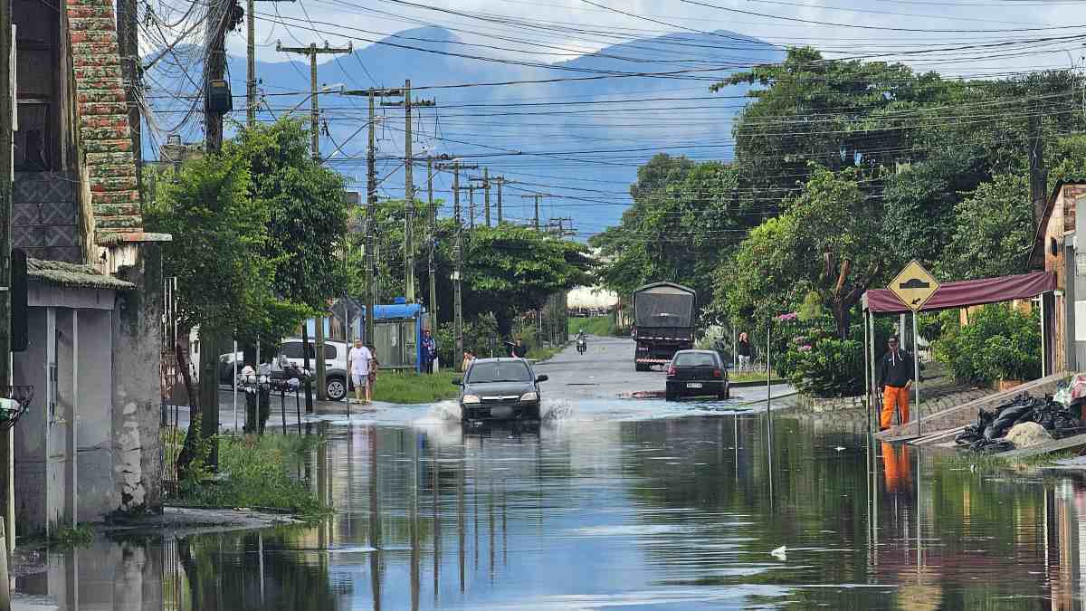 Ruas estão alagadas em Paranaguá nesta manhã de quinta-feira (9)