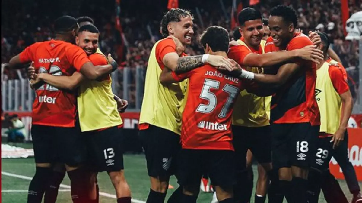 Jogadores do Athletico comemoram gol