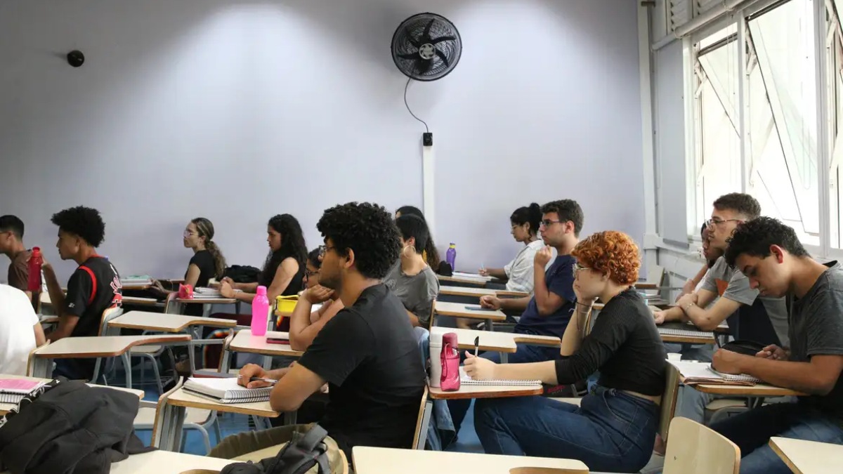 Os concurseiros terão uma série de oportunidades de conquistar uma vaga no serviço público no Paraná em 2025. Entre vagas já abertas em concursos com edital publicado e outras ainda não oficialmente confirmadas, serão algumas centenas de postos a ser preenchidos.