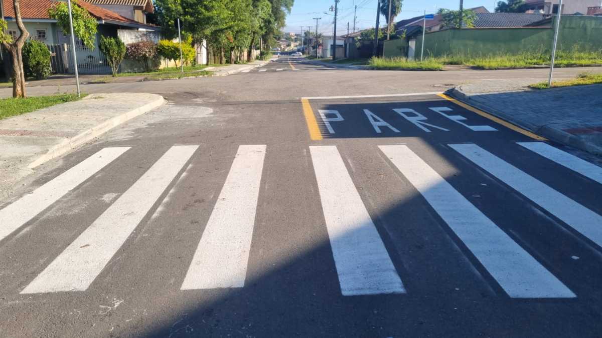 Confusão inusitada: sinalização é pintada errada no chão da rua