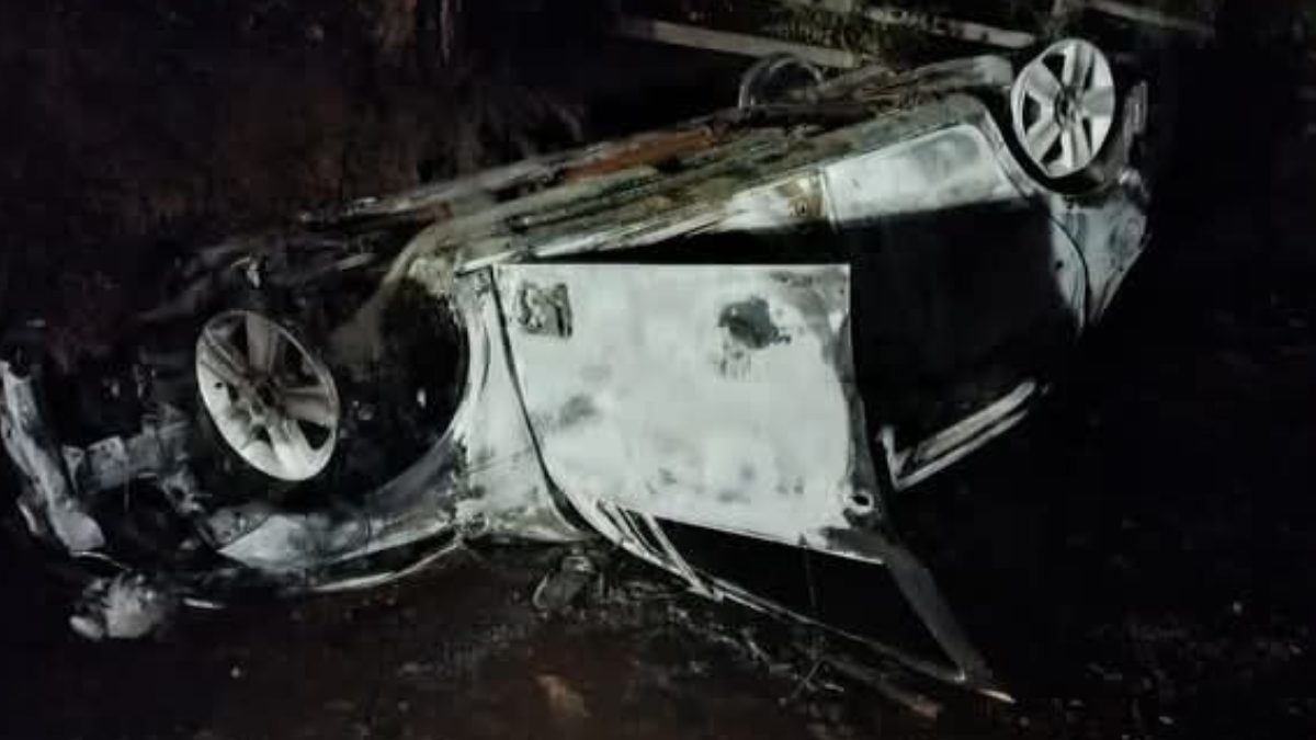 Corpo carbonizado é encontrado no porta-malas de carro capotado no PR