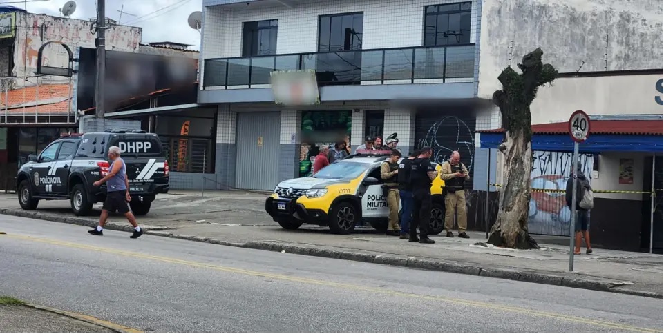 Homem com uniforme de futebol é encontrado morto em bar de Curitiba