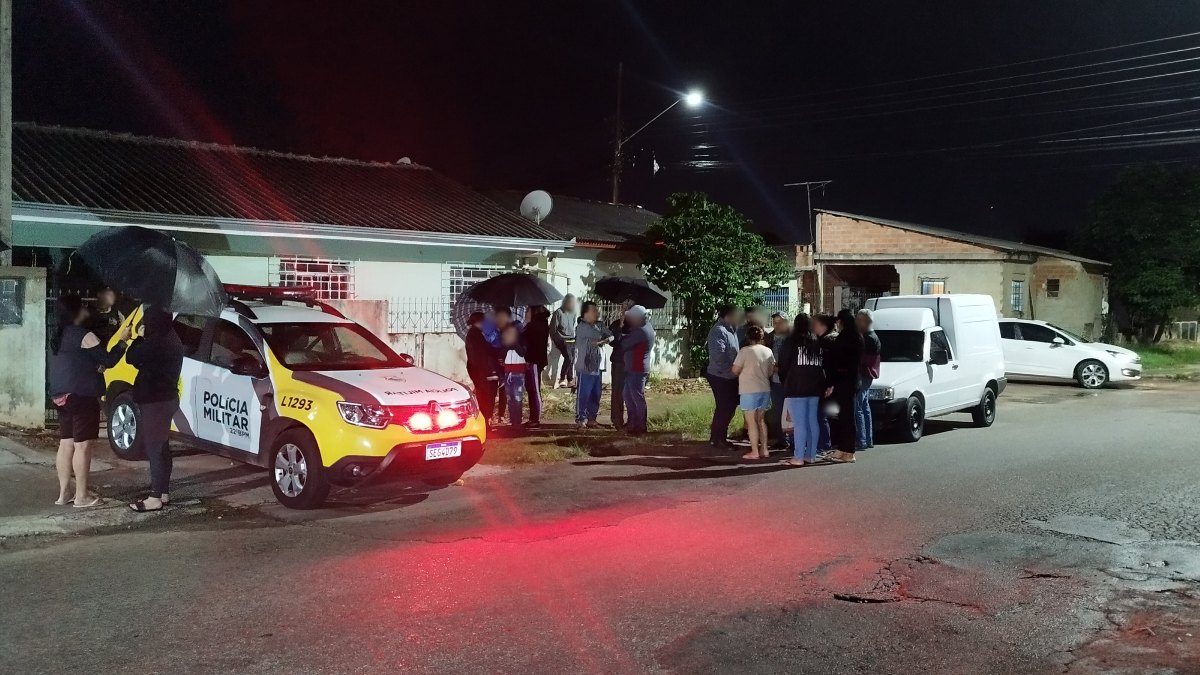 Um homem de 54 anos foi encontrado morto, no quintal da casa em que morava, no bairro Campo Alto, em Colombo, Região Metropolitana de Curitiba, na quarta-feira (8) à noite. Conforme a Polícia Civil do Paraná (PCPR), o corpo foi encontrado por familiares do homem, que estranharam a falta de notícias ao longo do dia. 
