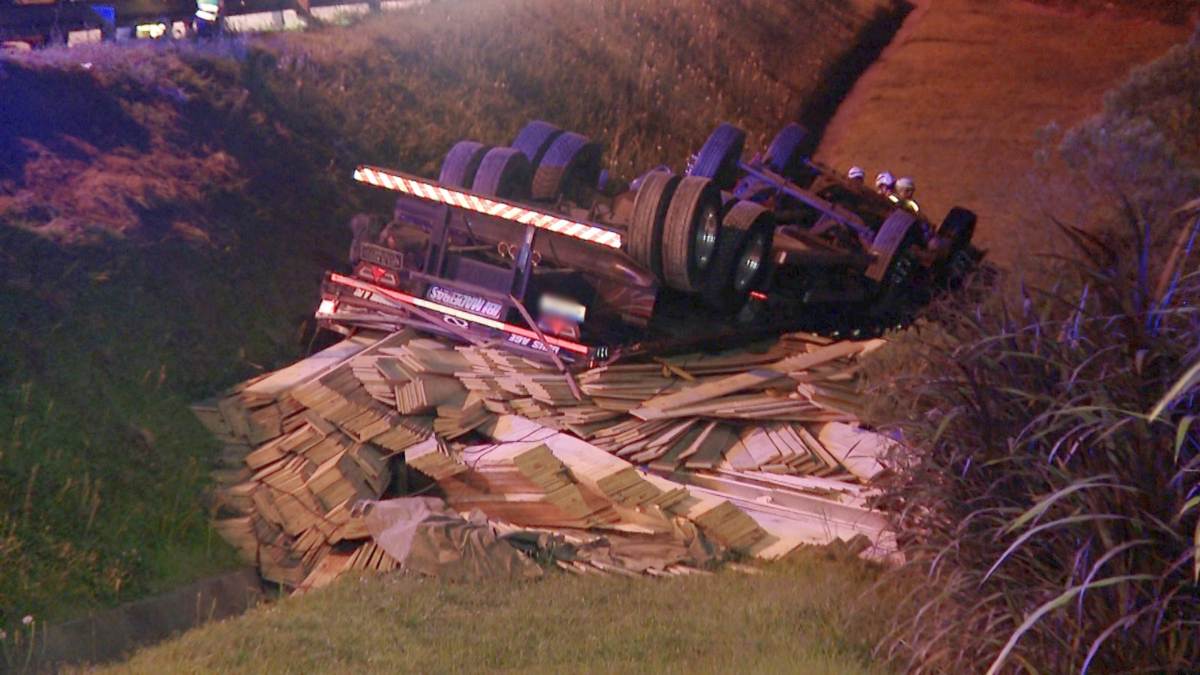 Caminhoneiro transportava carga de madeira 