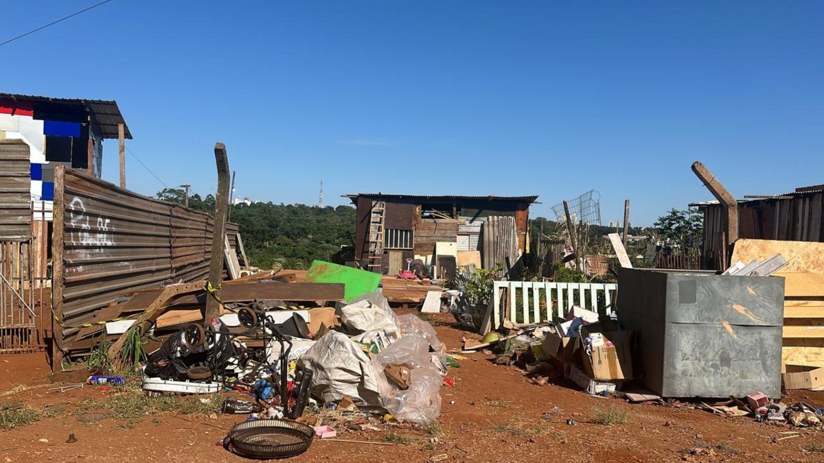 Uma jovem foi encontrada morta na manhã desta terça-feira (14), no bairro Cascavel Velho, em Cascavel, no oeste do Paraná. A vítima, identificada como Aline de Melo Canhet, de 27 anos, estava sentada em um sofá, dentro de uma casa, com um tiro na cabeça.