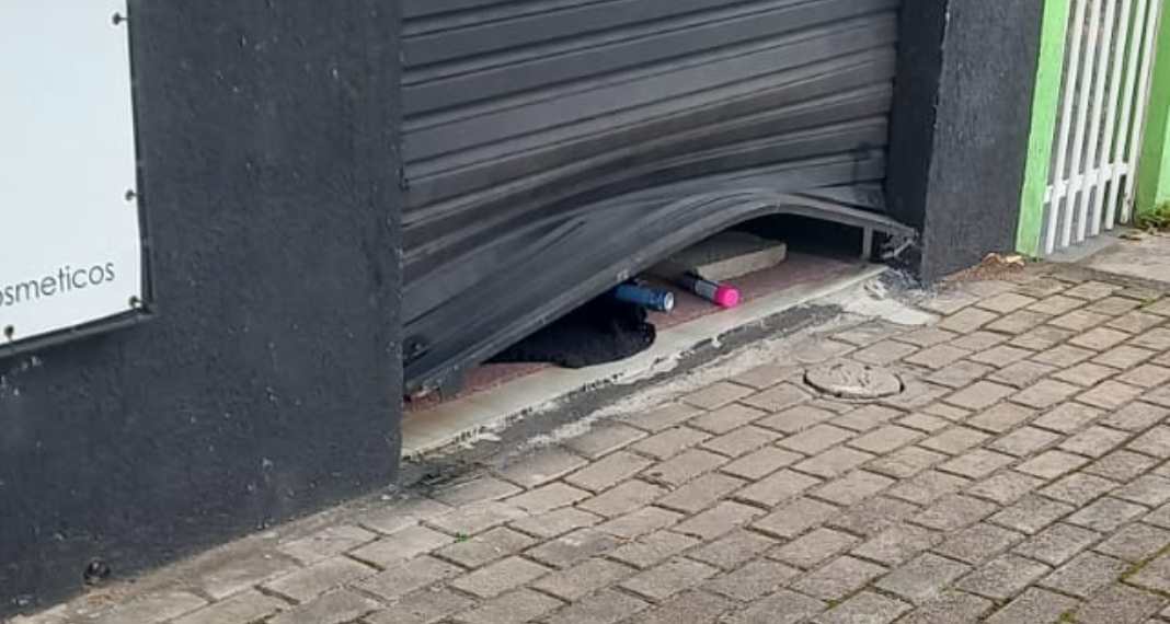 Ladrão furta R$10 mil em menos de dois minutos em Curitiba; veja vídeo