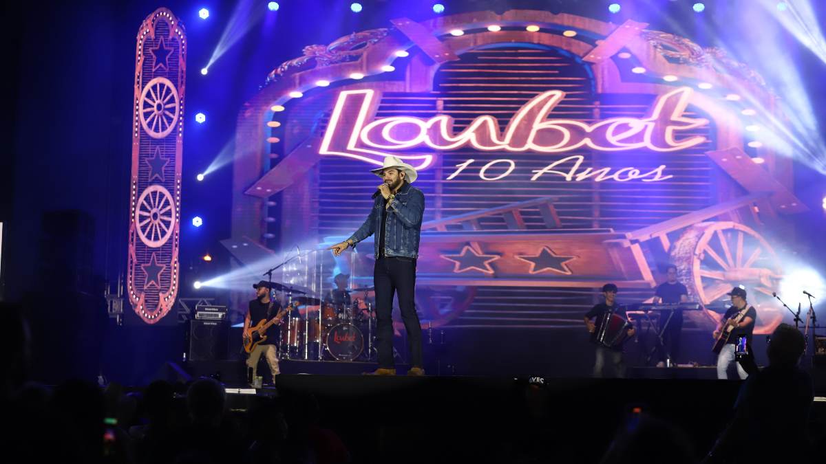 O cantor Loubet   durante a apresentação do seu show dentro da programacao do Verão Maior Paraná, em Pontal do Paraná 