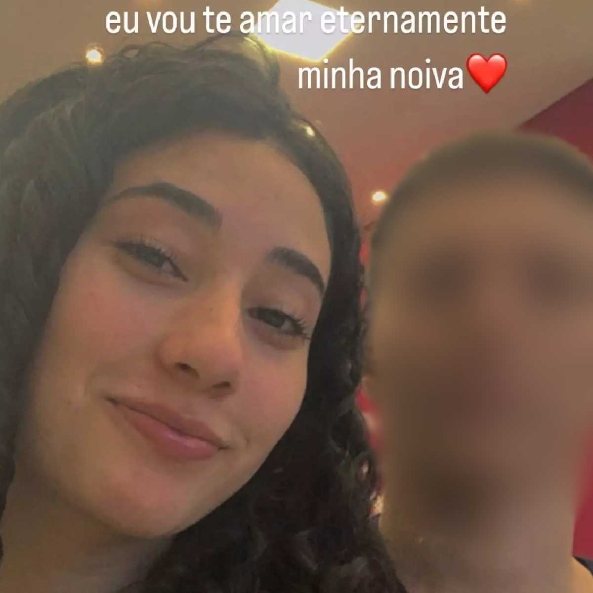 Uma jovem de 18 anos que morreu após ser atropelada por uma carreta, em Rolândia, no norte do Paraná, foi sepultada vestida de noiva na manhã desta quinta-feira (9), dia em que iria se casar. Amanda Cristina dos Santos faleceu na quarta-feira (8), depois de sofrer um acidente na avenida Getúlio Vargas, o trecho urbano da BR-369.