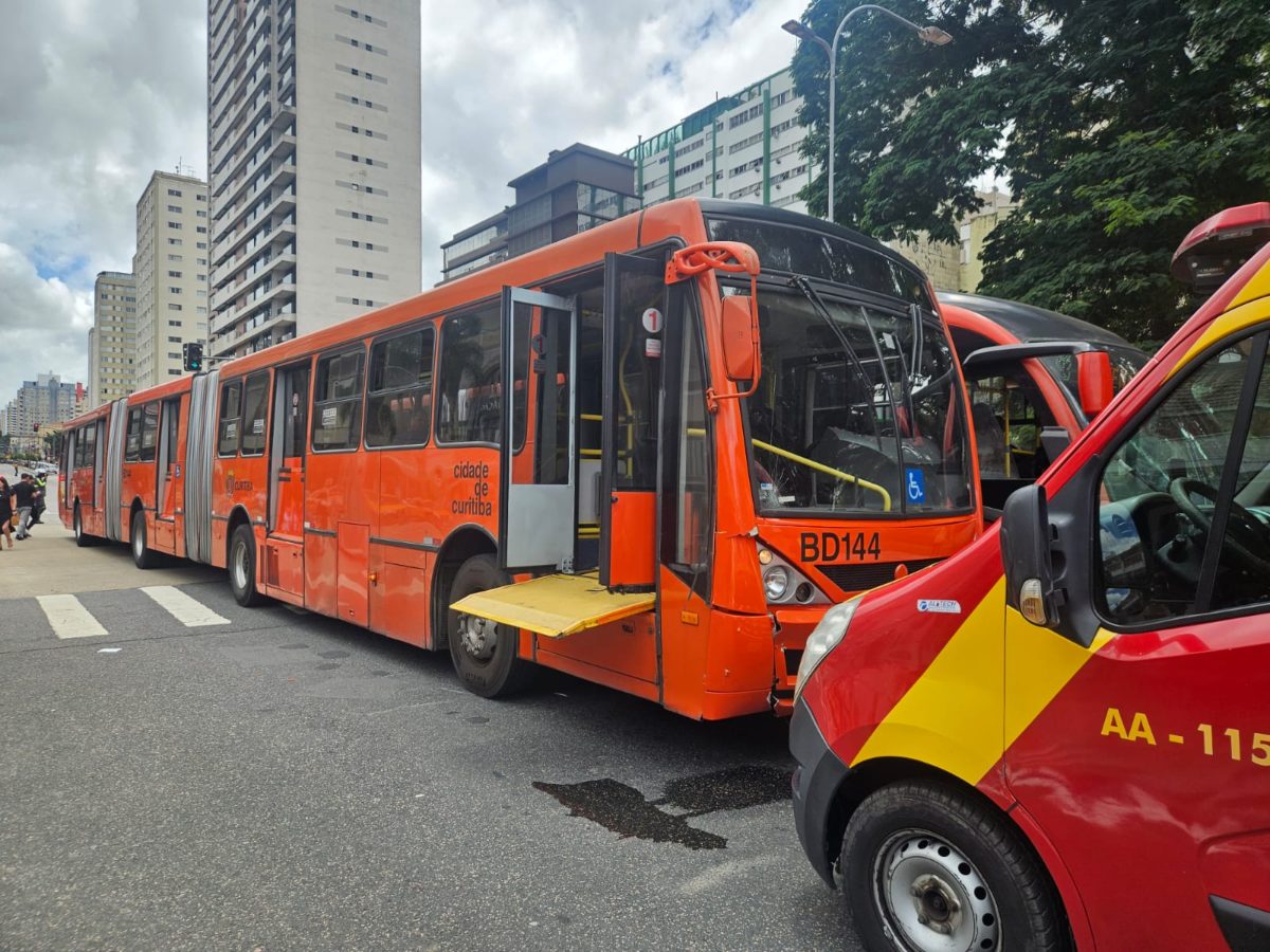 Pedestres são atropelados por biarticulado em frente ao Shopping Estação