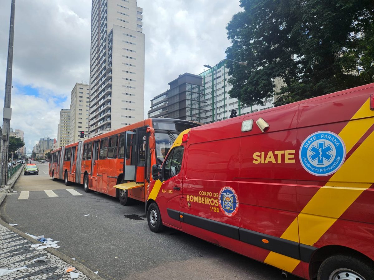 Pedestres são atropelados por biarticulado em frente ao Shopping Estação