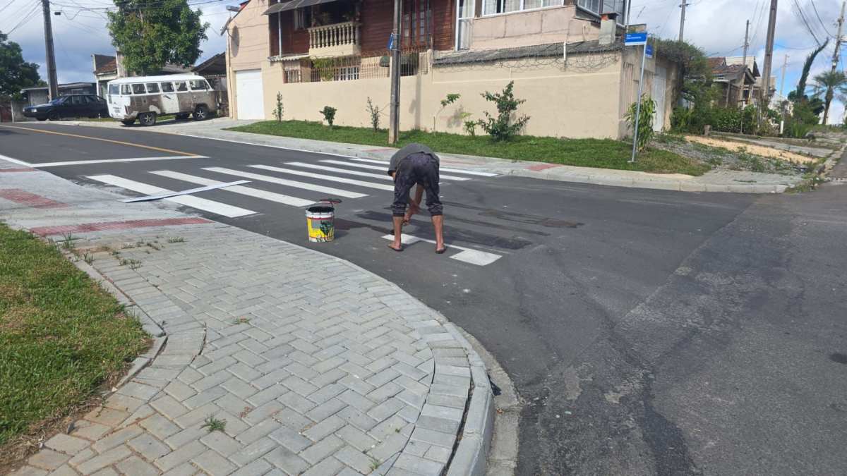 Após pintura errada causar confusão, rua de Colombo é arrumada