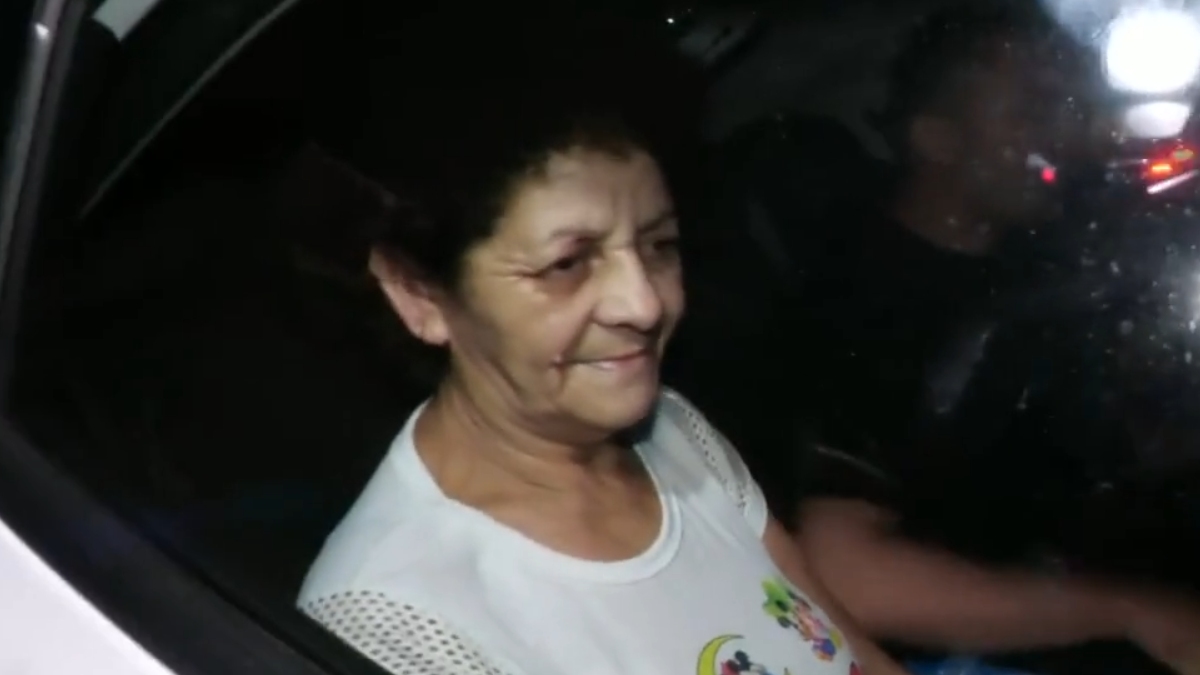 A mulher acusada pela morte de dois irmãos, por envenenamento, em Parnaíba, no litoral do Piauí, deixou a cadeia após cinco meses. Lucélia Maria da Conceição, de 52 anos, foi libertada da prisão depois que um laudo pericial mostrou que a os cajus que ela doou à família das crianças não tinham veneno. A suspeita deixou a penitenciária na noite de segunda-feira (13).