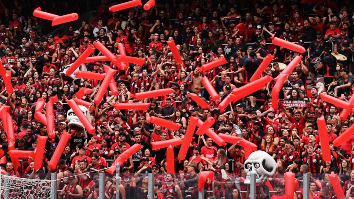 Torcida do Athletico faz abaixo-assinado pedindo afastamento de Petraglia