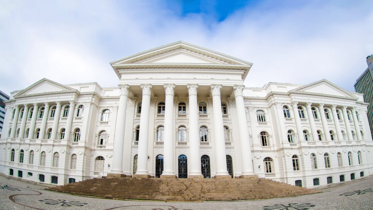 A Universidade Federal do Paraná (UFPR) abriu inscrições para 704 vagas em cursos de graduação, com seleção pela nota do Exame Nacional do Ensino Médio (Enem) e sem taxa de inscrição. As oportunidades abertas são para estudantes que tenham realizado o Enem entre 2020 e 2024 e que concluam o ensino médio até o fim do prazo para envio dos documentos para registro acadêmico, no próximo dia 10 de fevereiro.
