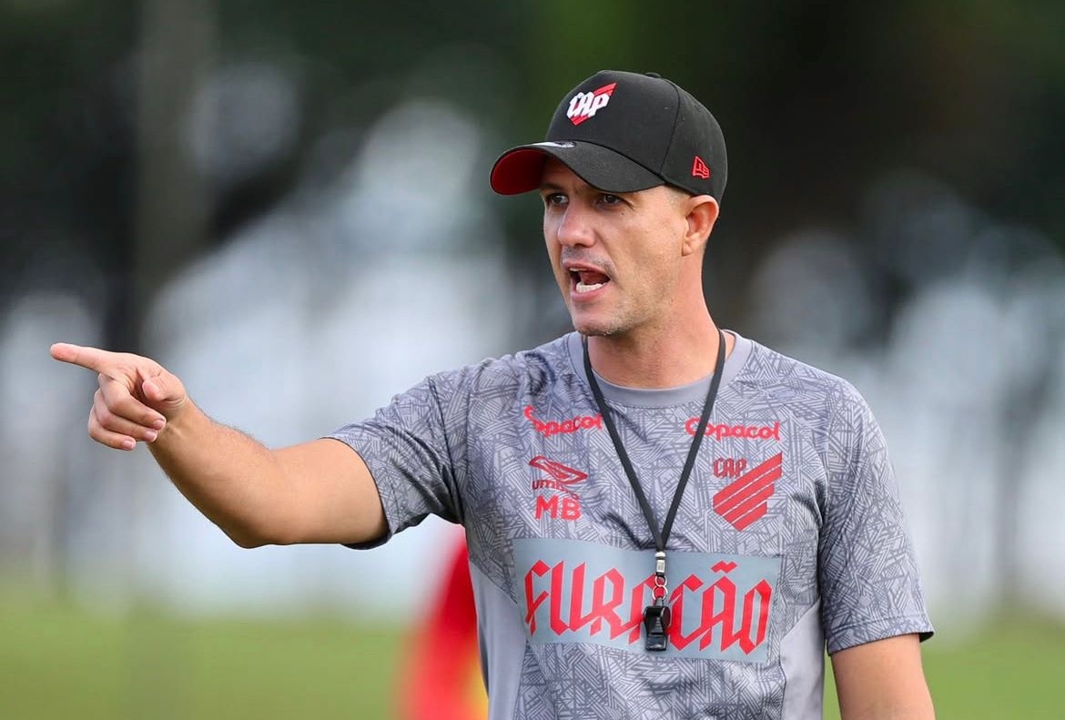 Maurício Barbieri, do Athletico venceu os dois jogos pelo Furacão em 2025